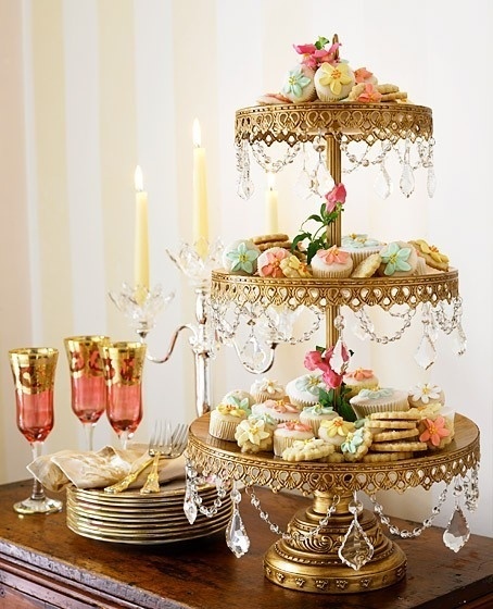 Gold and Crystal Cookie Display – spotted on Indulgy