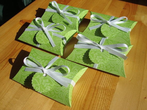Green Paisley Pillow Boxes for Party Favors – made by CreativeHolidays on Etsy