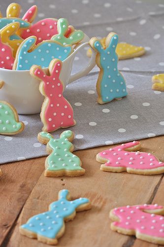 Decorated Easter Bunny Cookies – shared on La Tana del Coniglio