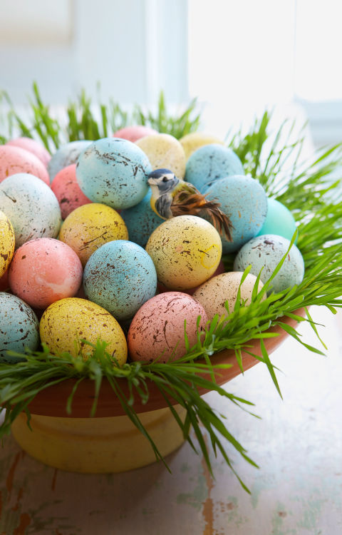 DIY Speckled Egg Centerpiece – tutorial shared on Good Housekeeping