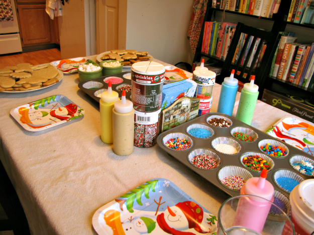 Cookie Decorating Table Station – as explained by Oh Meaghan