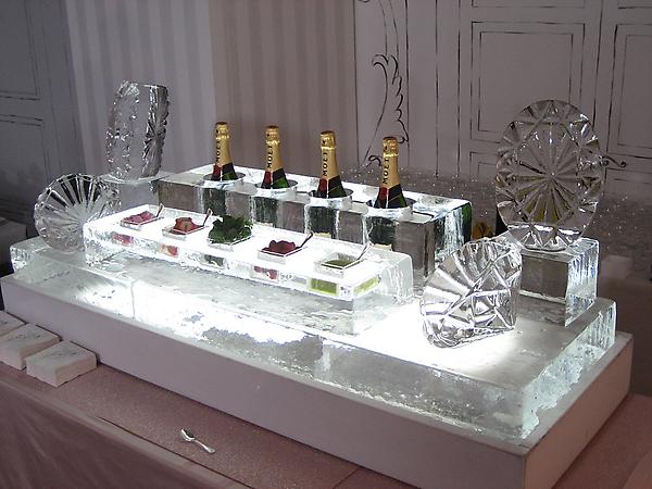 Ice Sculpture Stylized Champagne and Caviar Bar – featured on Mariage.com